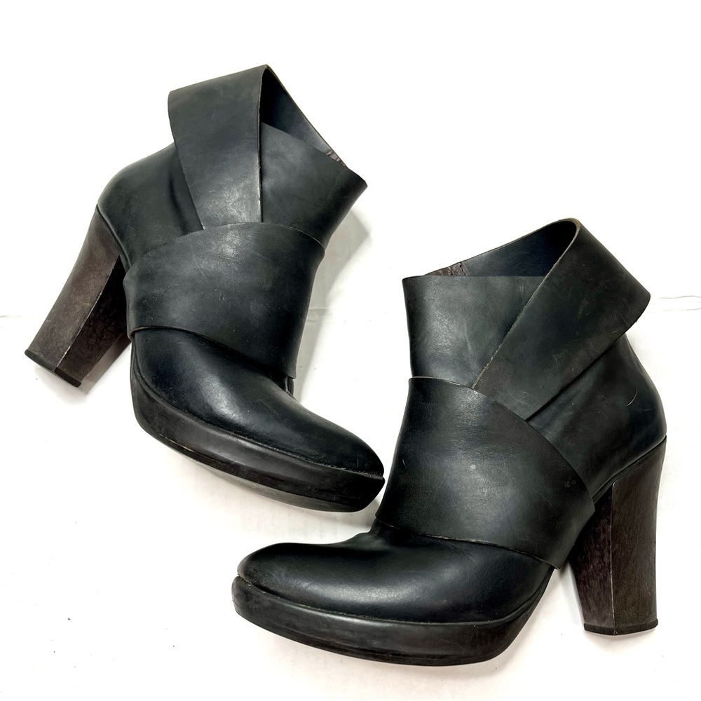 Coclico Black Wrap-Around Heeled Leather Ankle Boots